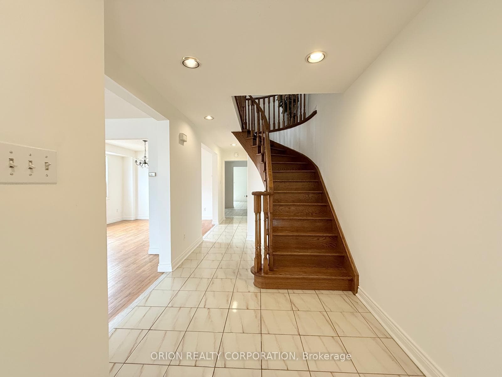 274 Viewmount Avenue Unit Upper photo 6