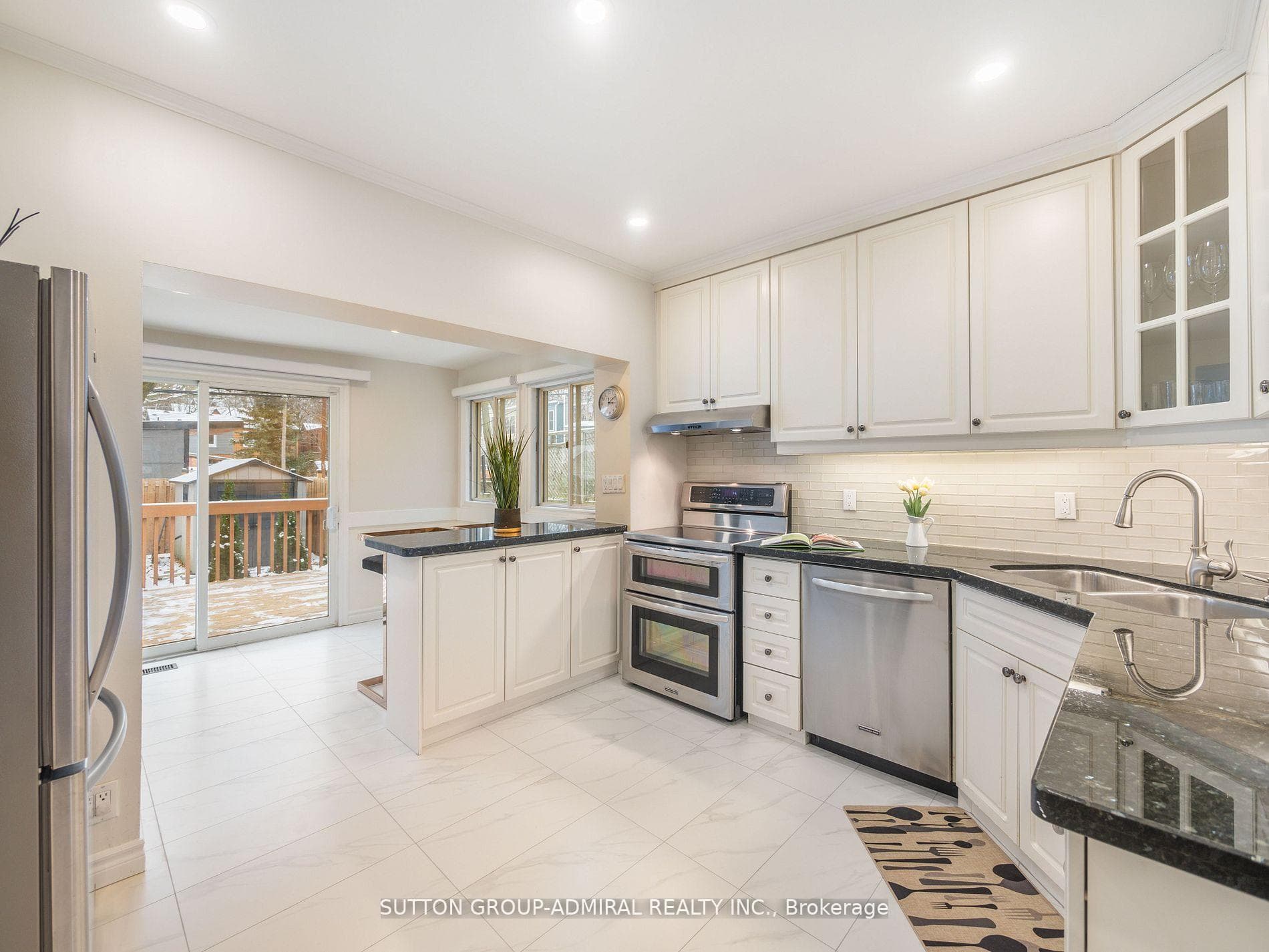 389 Davisville Avenue photo 16