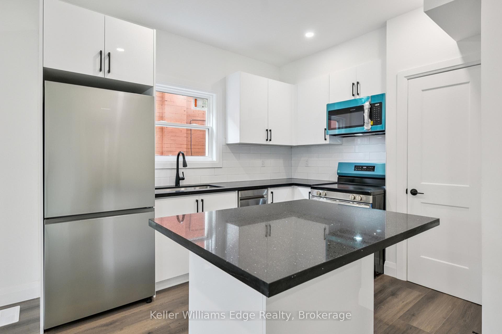 161 Weir Street photo 9
