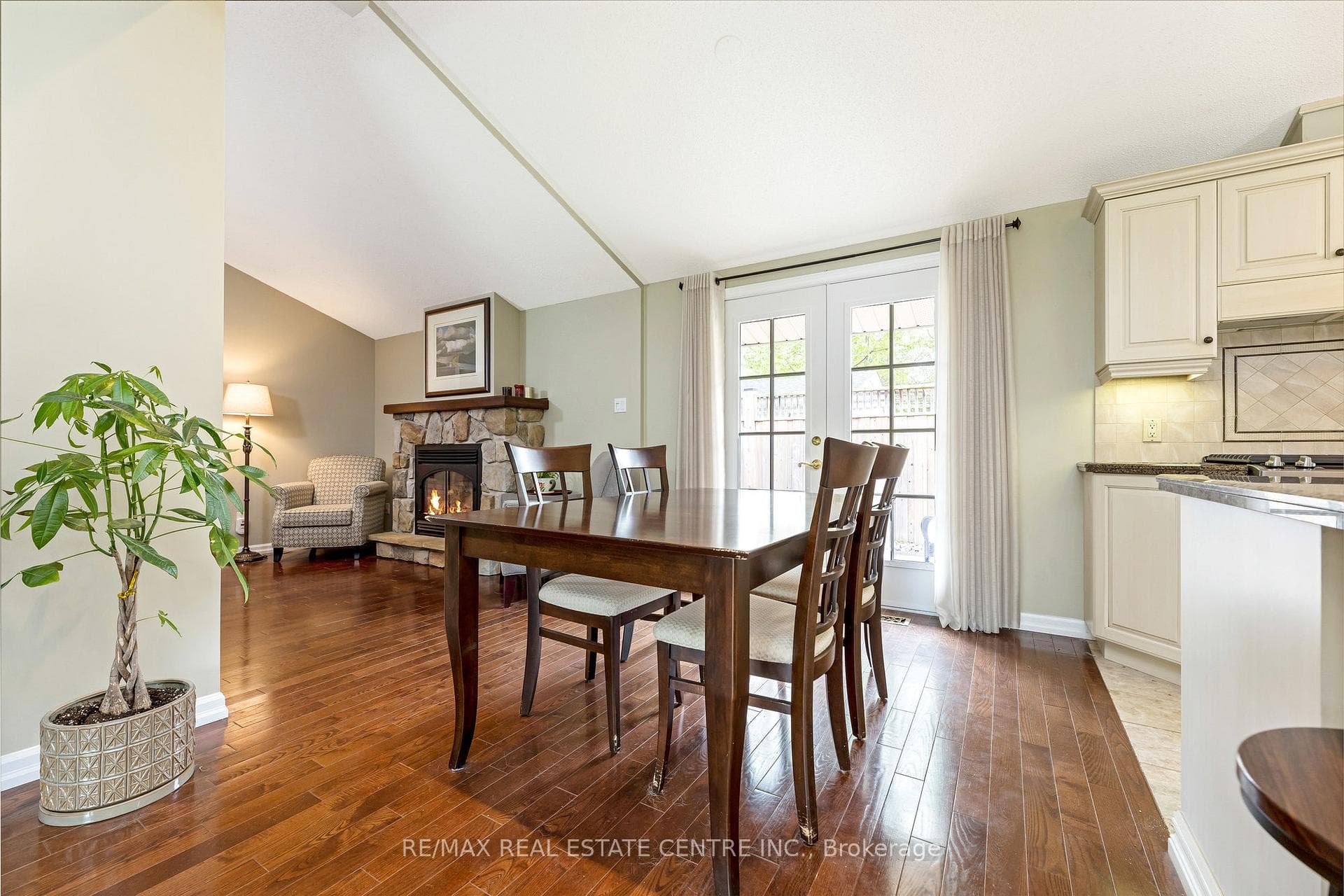 398 Bell Street photo 6