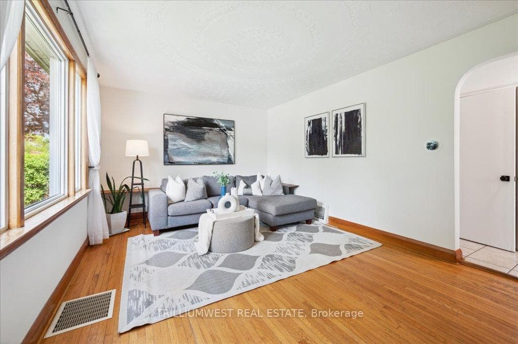 539 Guelph Street photo 9