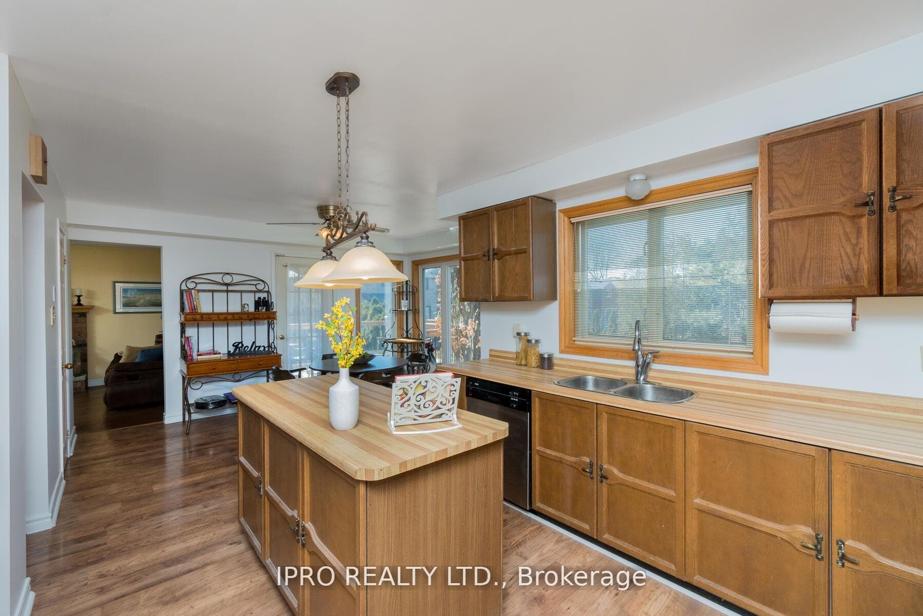 81 Barr Crescent photo 6