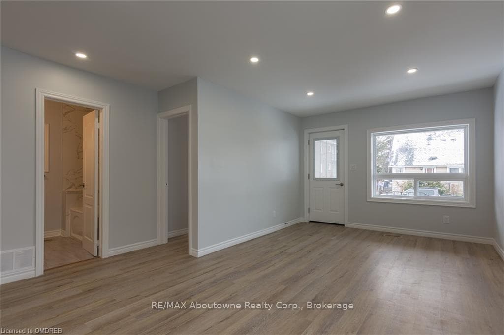 554 MARY Street Unit MAIN FLR photo 3