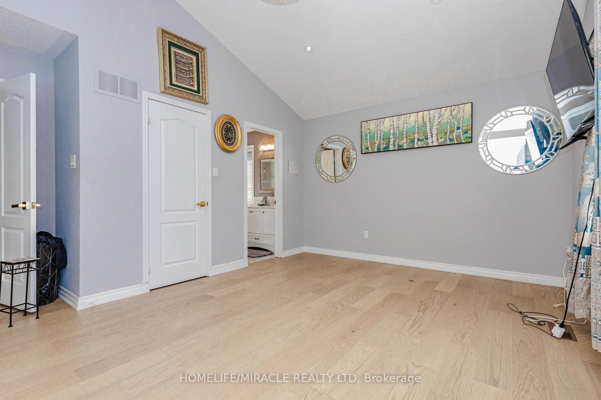 3339 Crompton Crescent photo 43