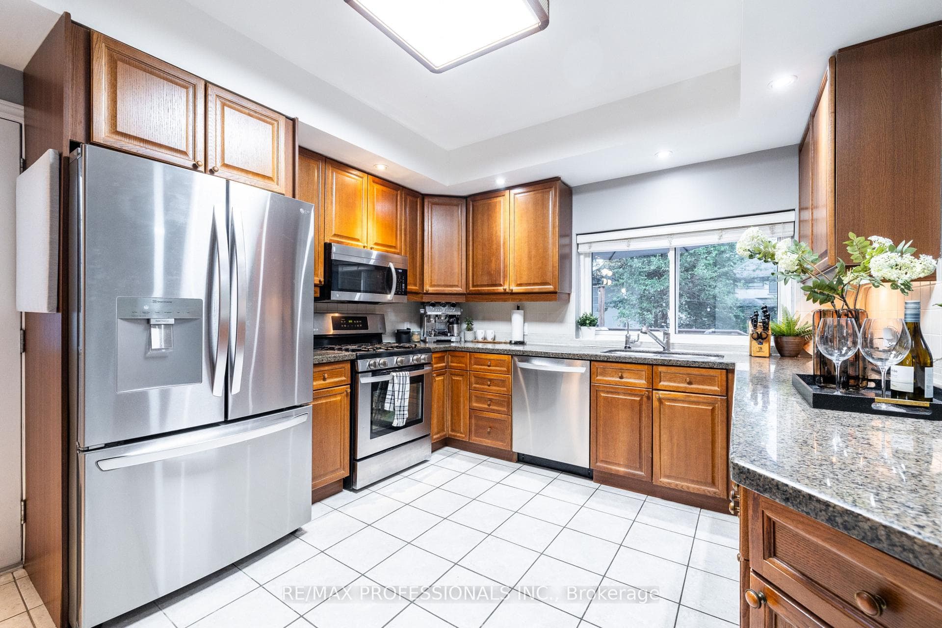 4625 Dundas Street photo 12