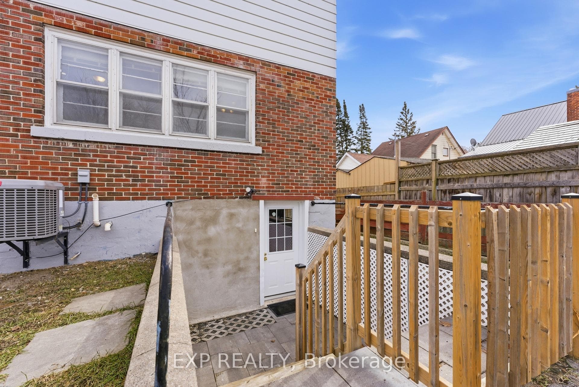 8 Reynolds Crescent photo 31