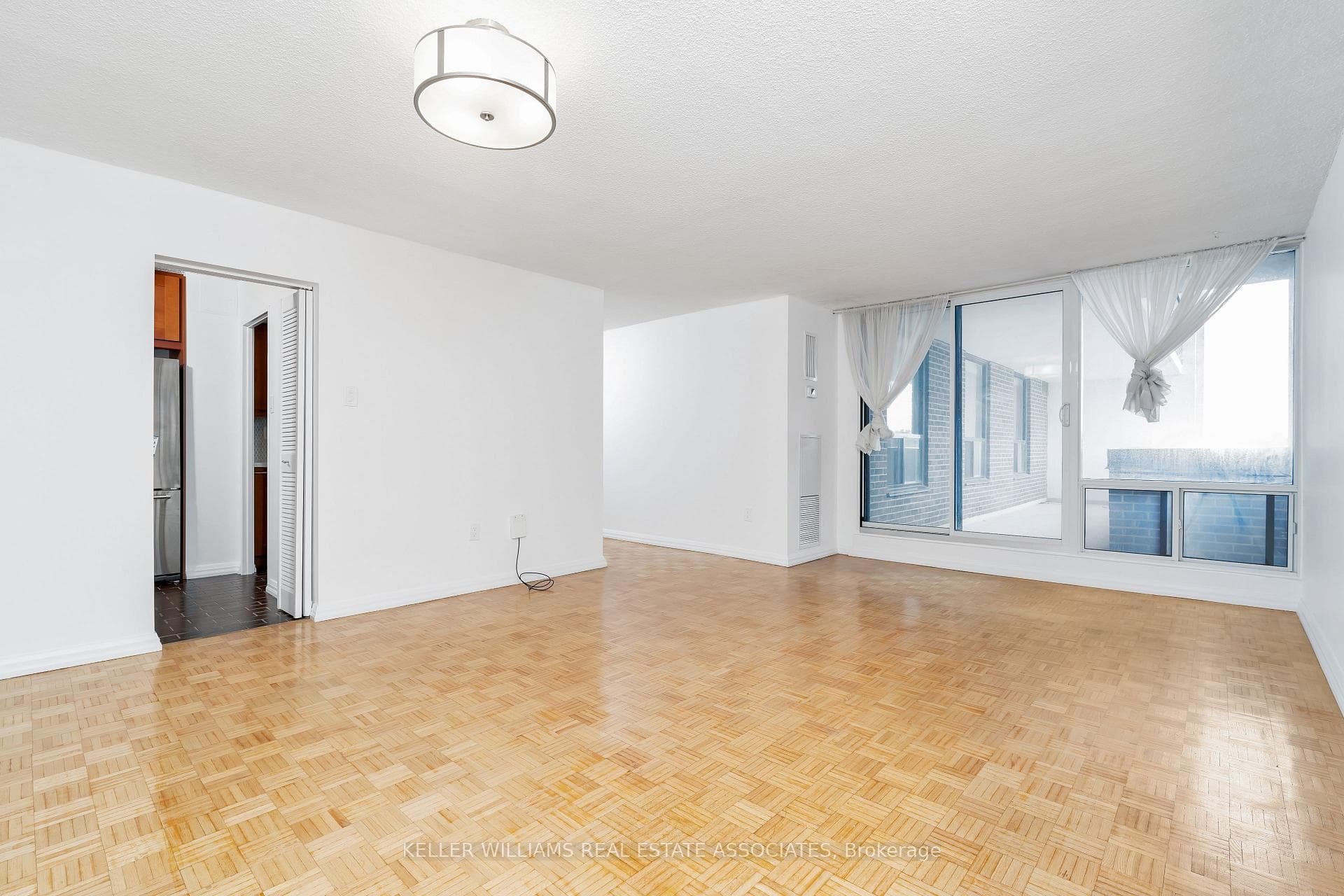 1515 Lakeshore Road Unit 710 photo 9