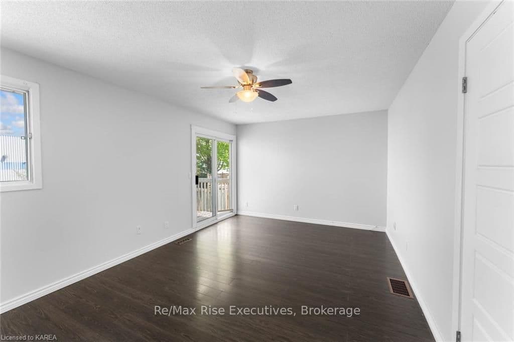 900 UXBRIDGE Crescent photo 10
