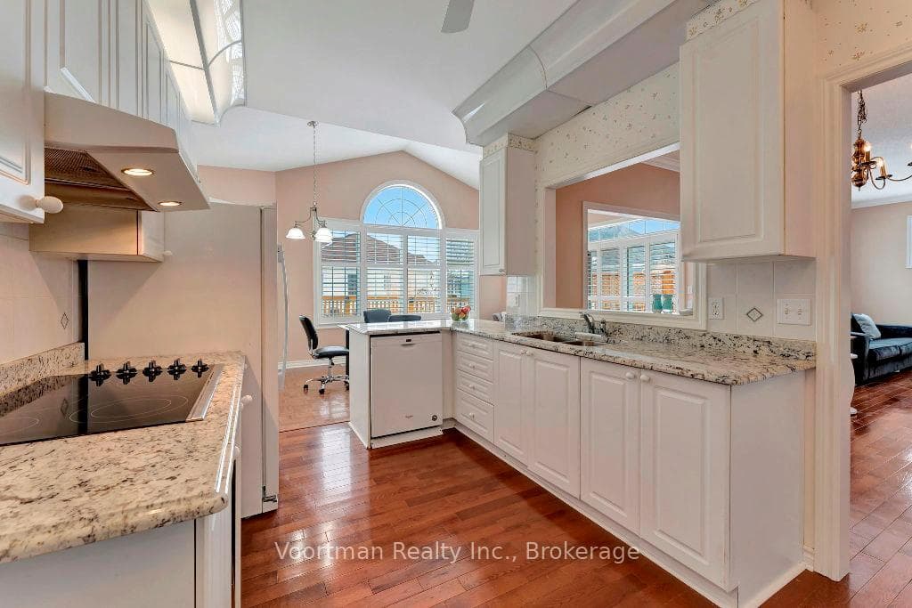 98 Silverbirch Boulevard Unit 20 photo 5