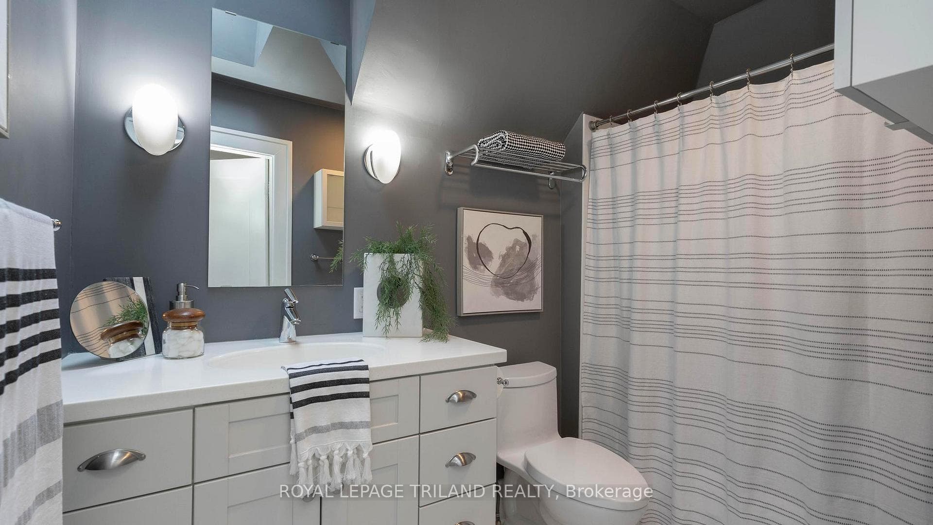 4 piece bath with skylight