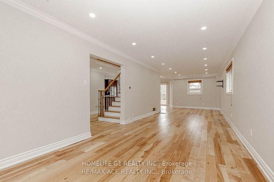 1319 Greenwood Crescent photo 26