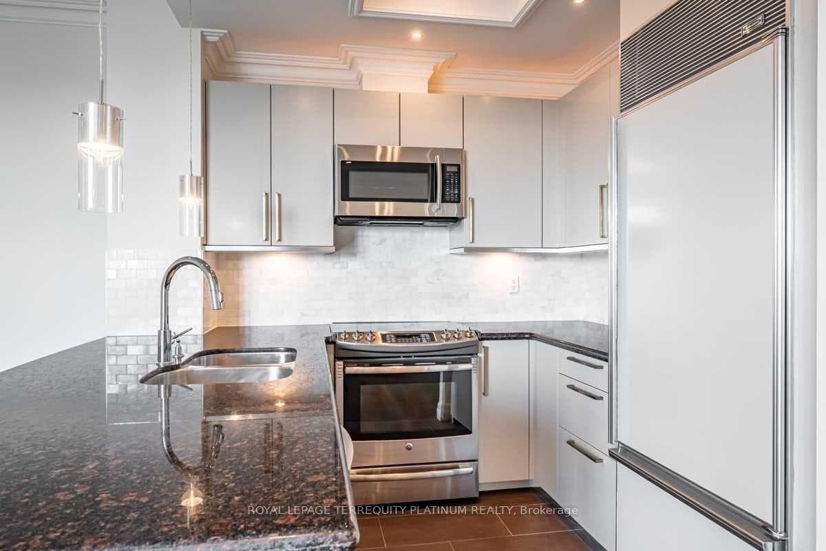38 Avenue Road Unit 902 photo 6