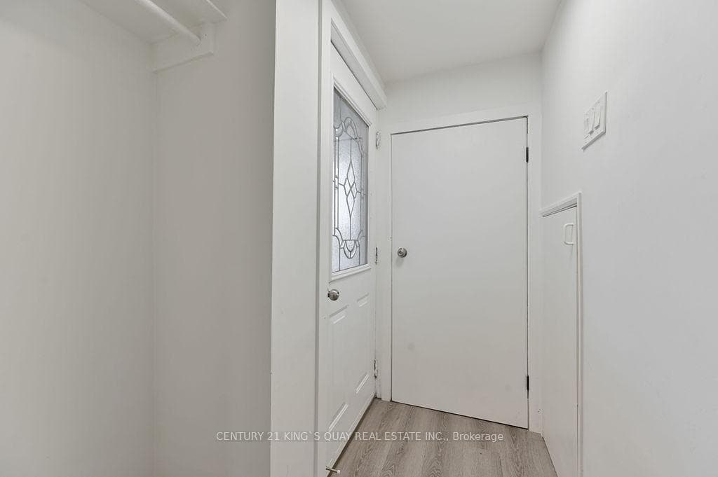 989 Old Cummer Avenue Unit Lower photo 3