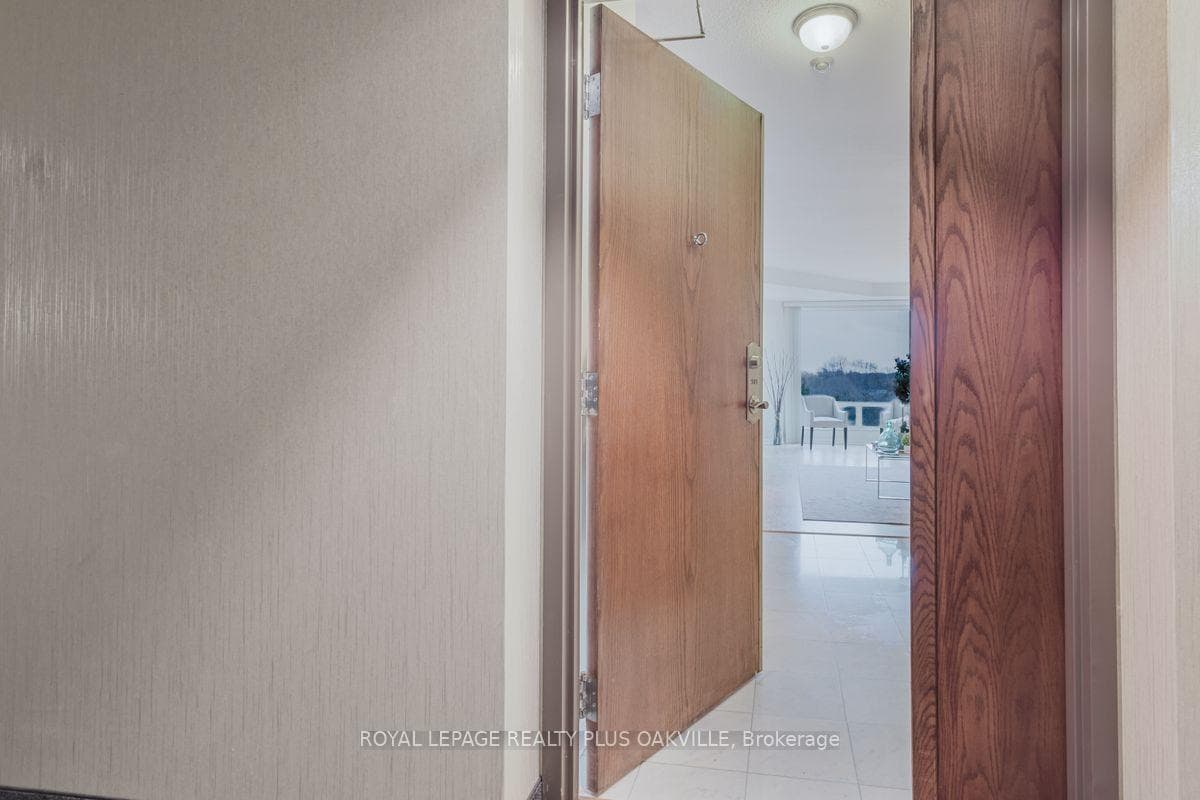 2511 Lakeshore Road Unit 501 photo 4