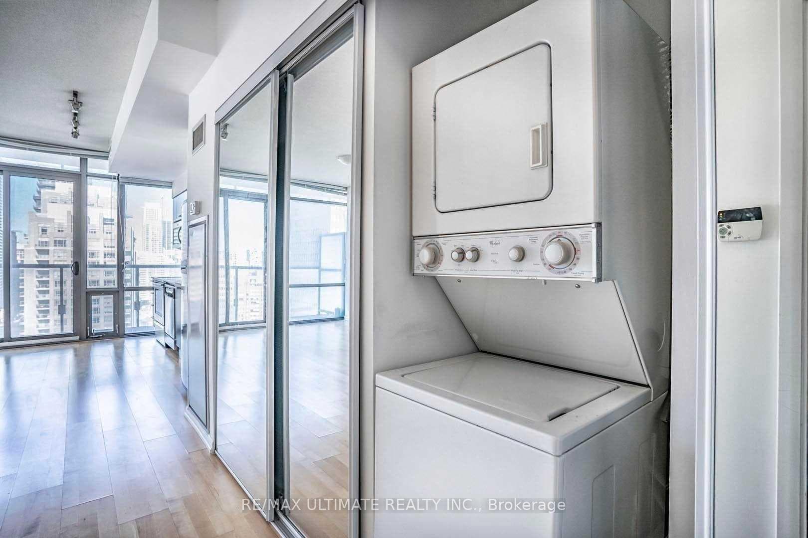 37 Grosvenor Street Unit 2405 photo 10
