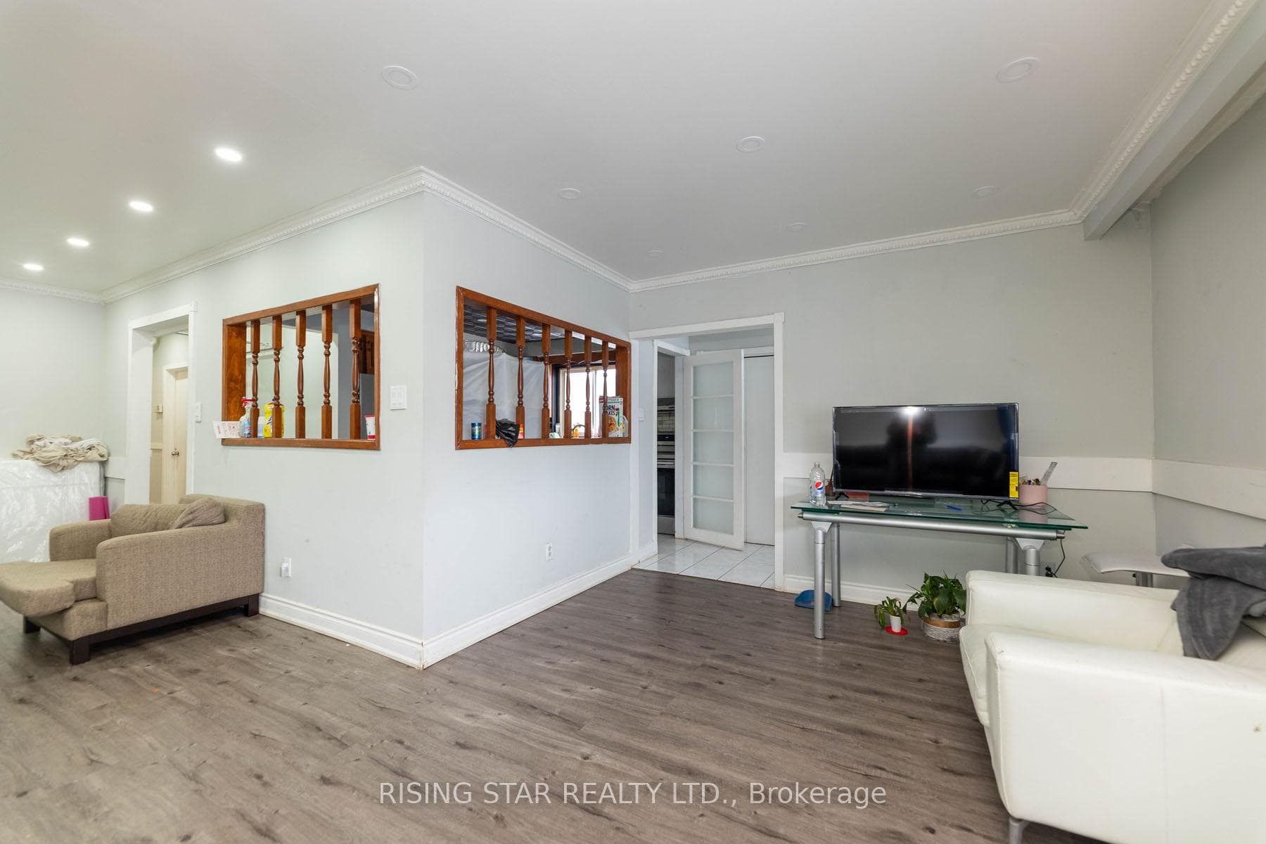 5 Tinton Crescent photo 2