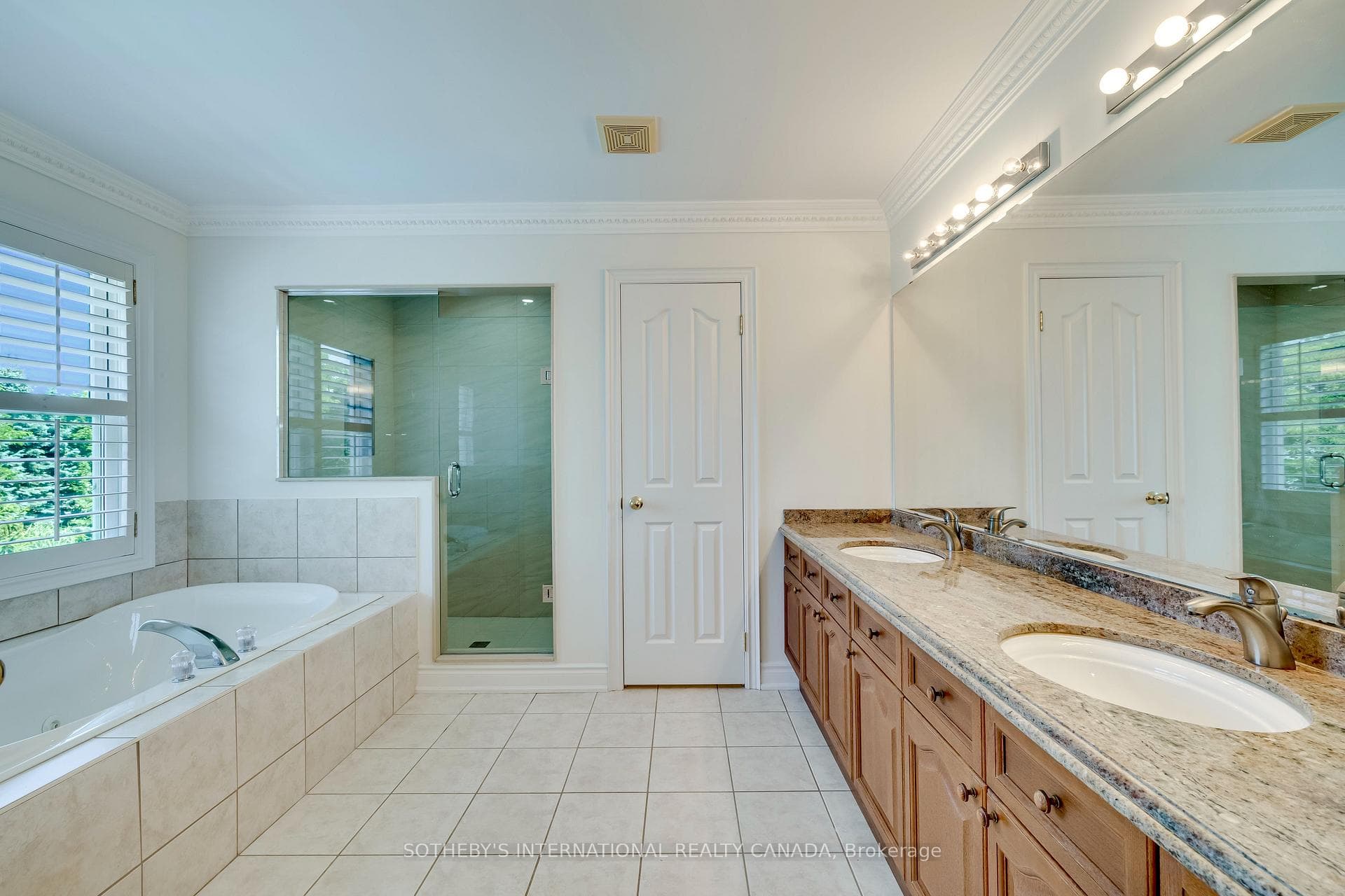 549 Renshaw Court photo 27