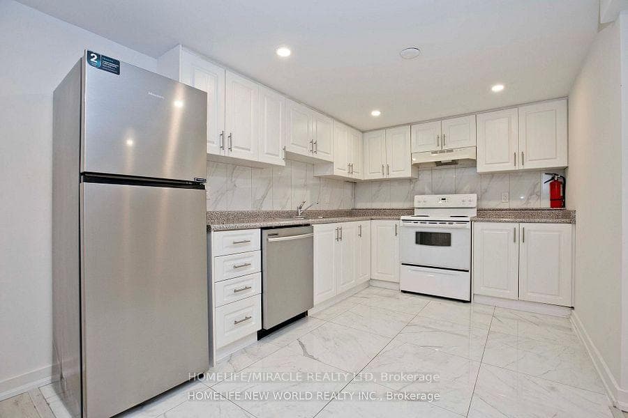 49 Thorncroft Crescent Unit bsmt photo 5