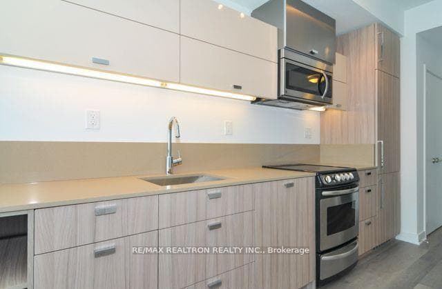 290 Adelaide Street Unit 1007 photo 2