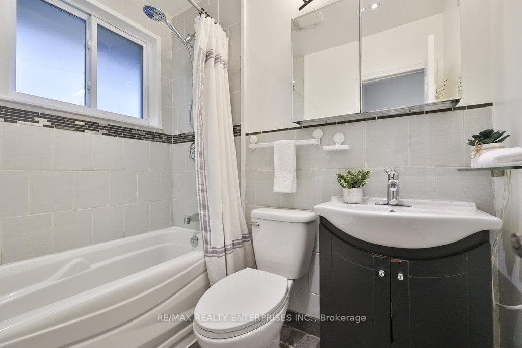 4 Pc Upper Bath, Privacy Window, Mirrored Cabinet