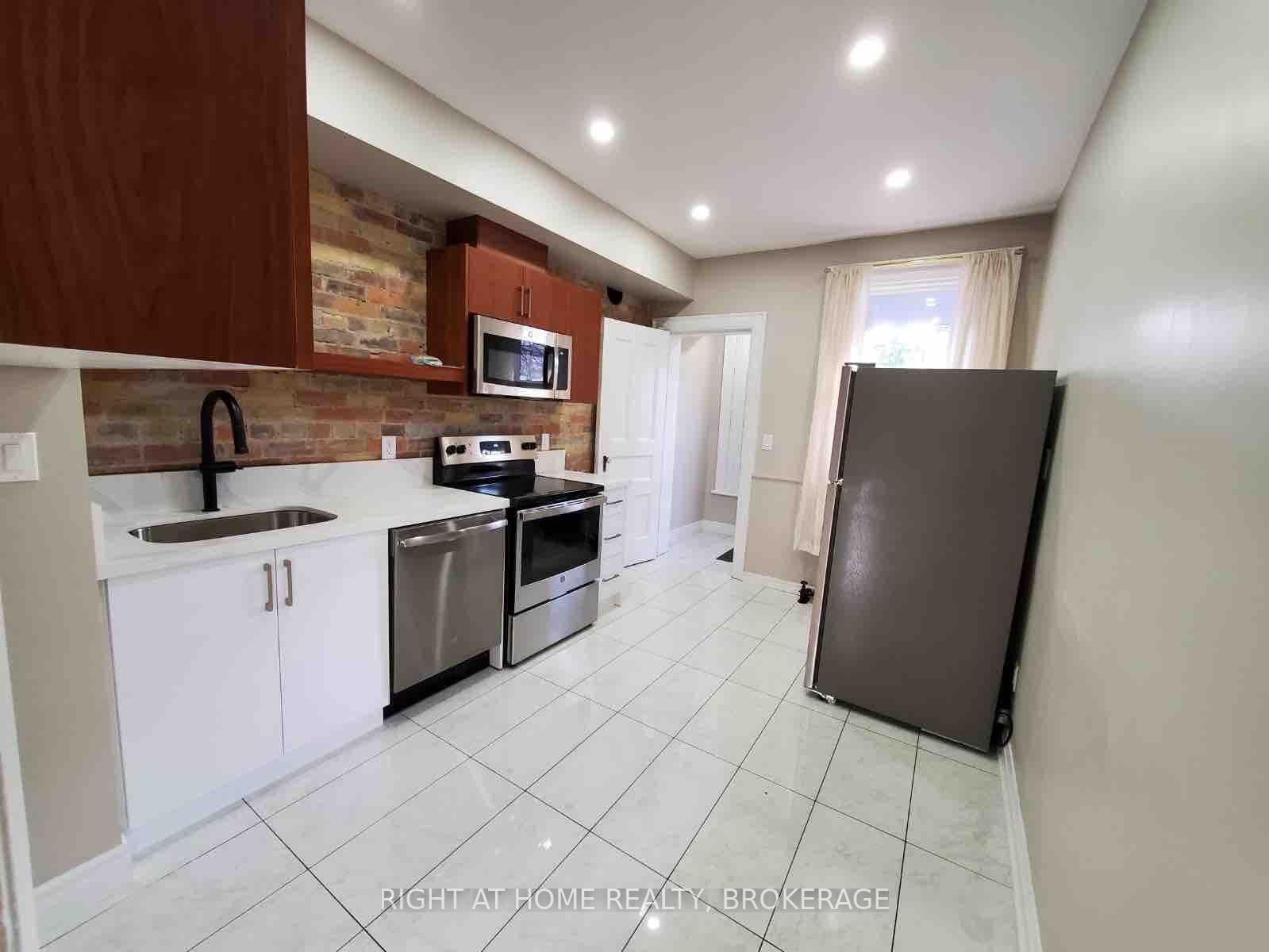 178 Spadina Road Unit 1 - Back photo 6