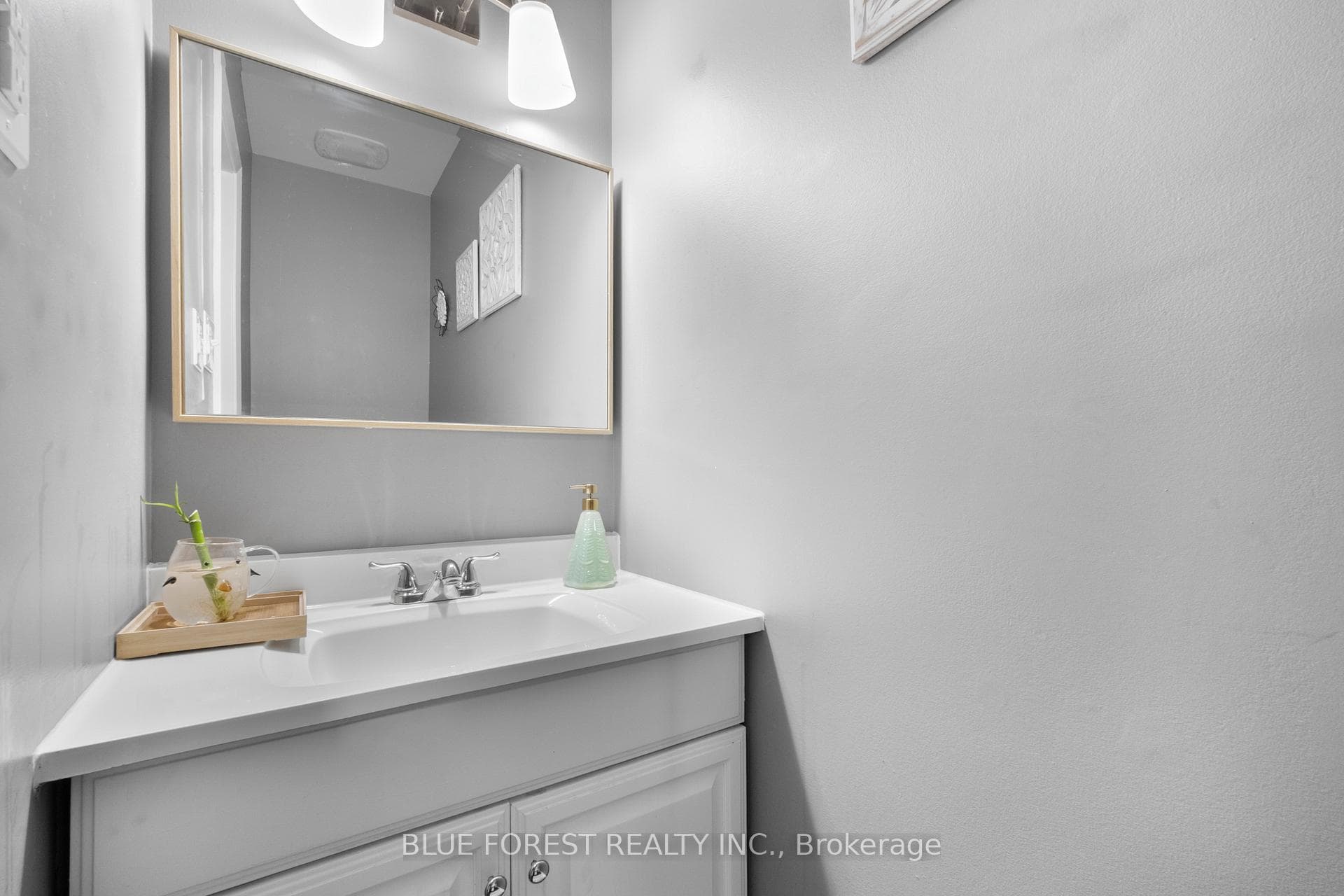 166 Southdale Road Unit 18 photo 4