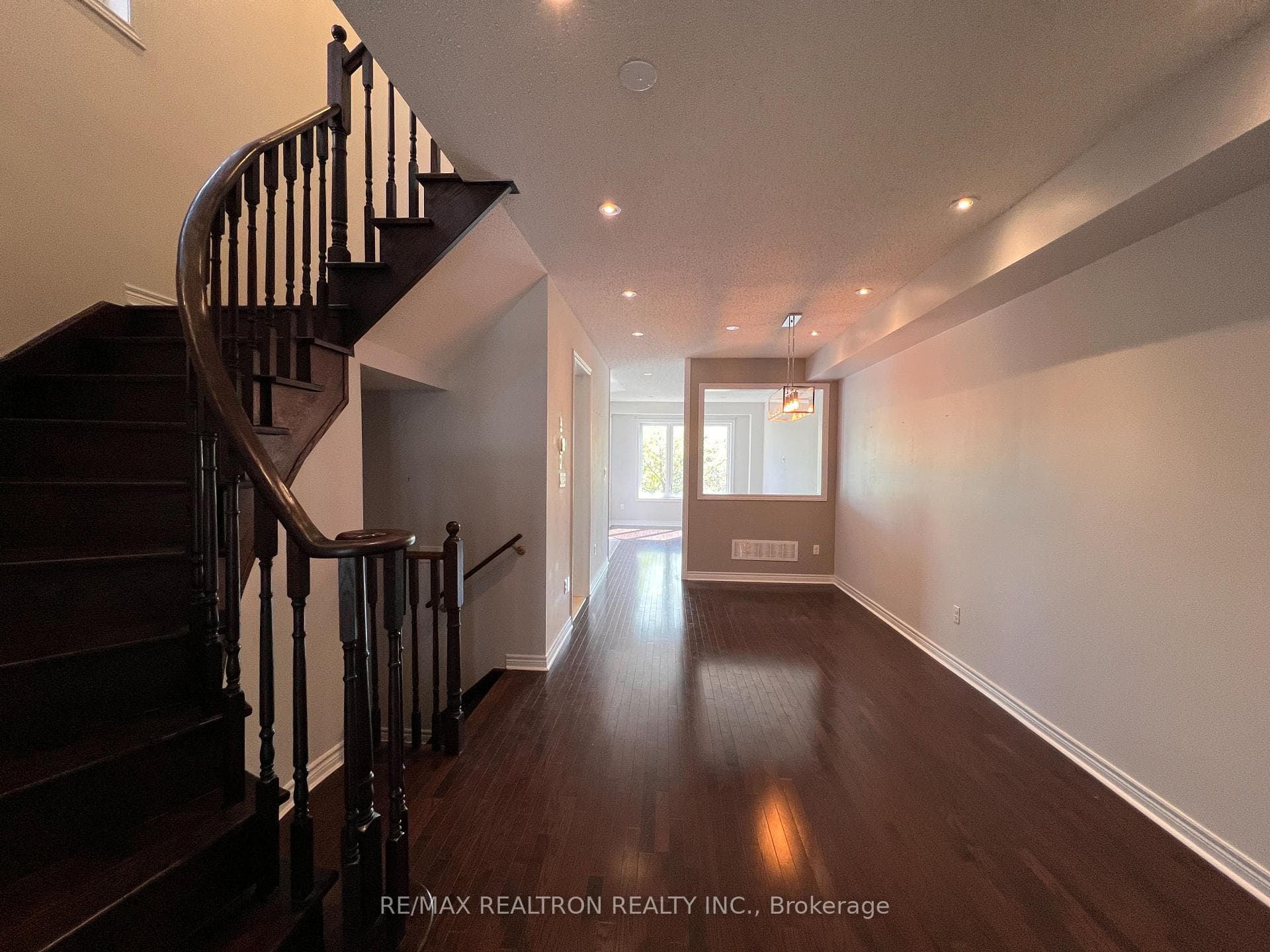 31 Napanee Street photo 3