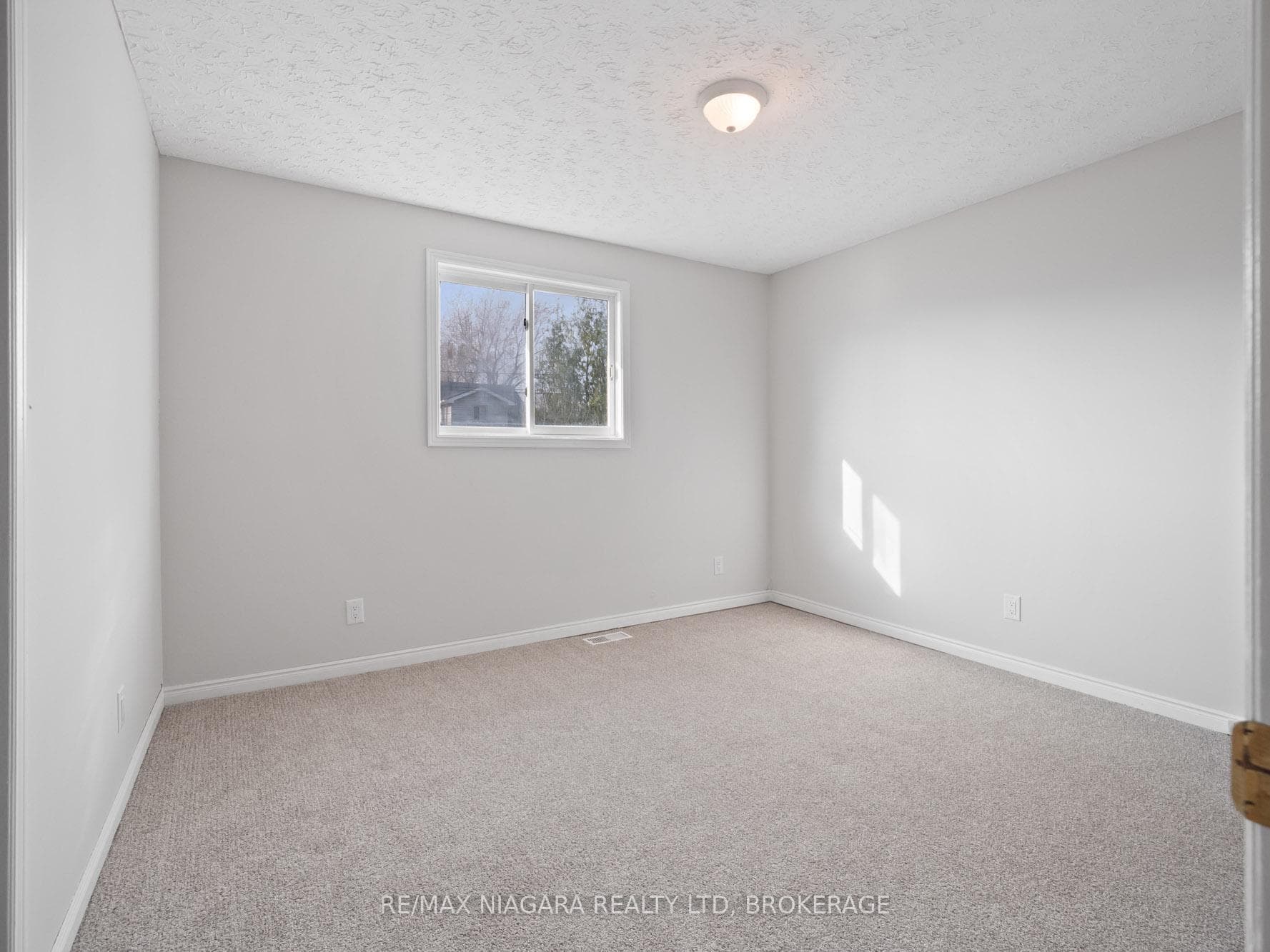 403 Parkdale Avenue photo 13