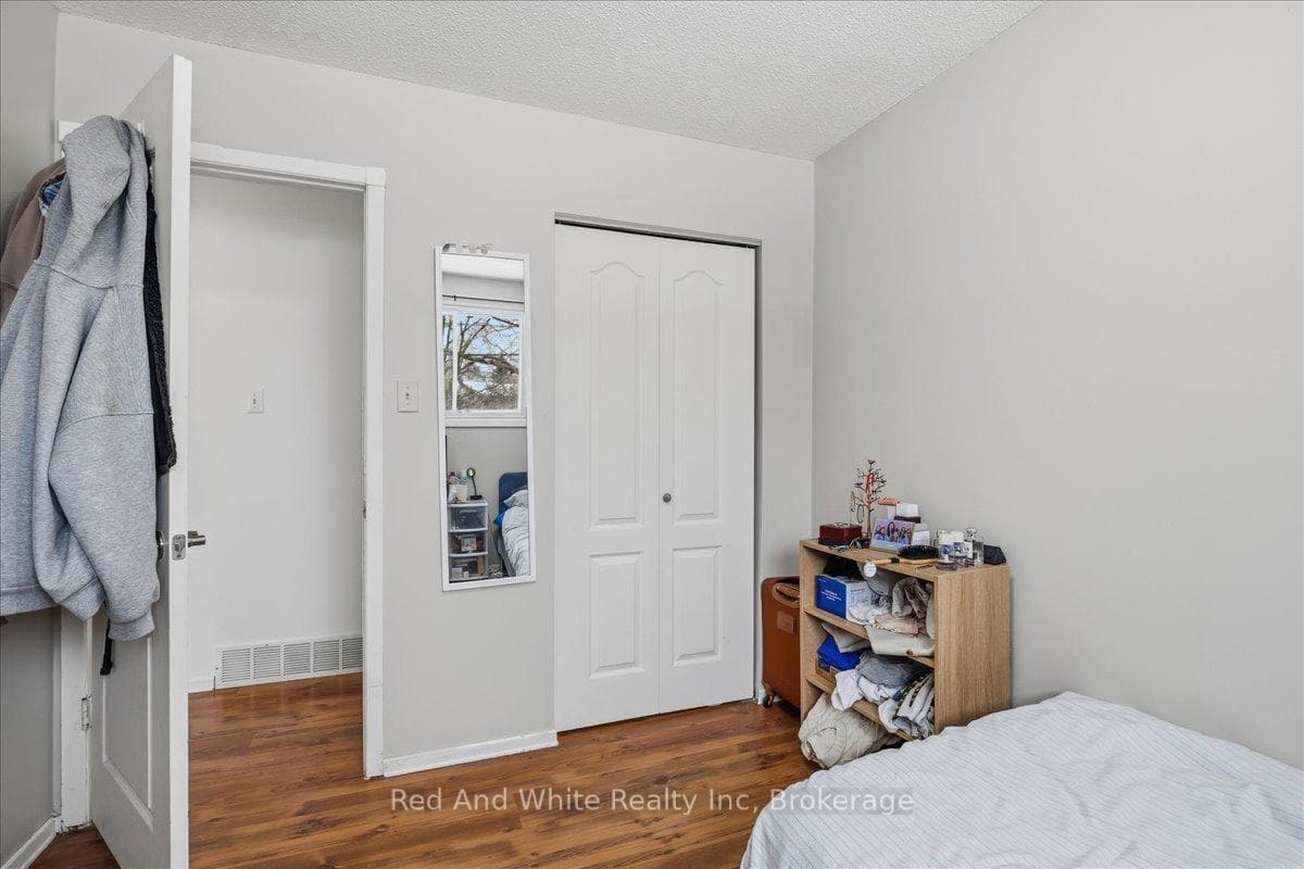 400 Midwood Crescent photo 15