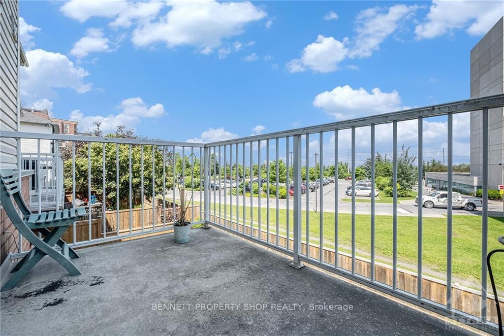 43 MANHATTAN Crescent photo 13