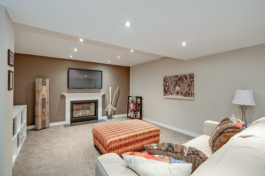 689 Ardleigh Crescent photo 27