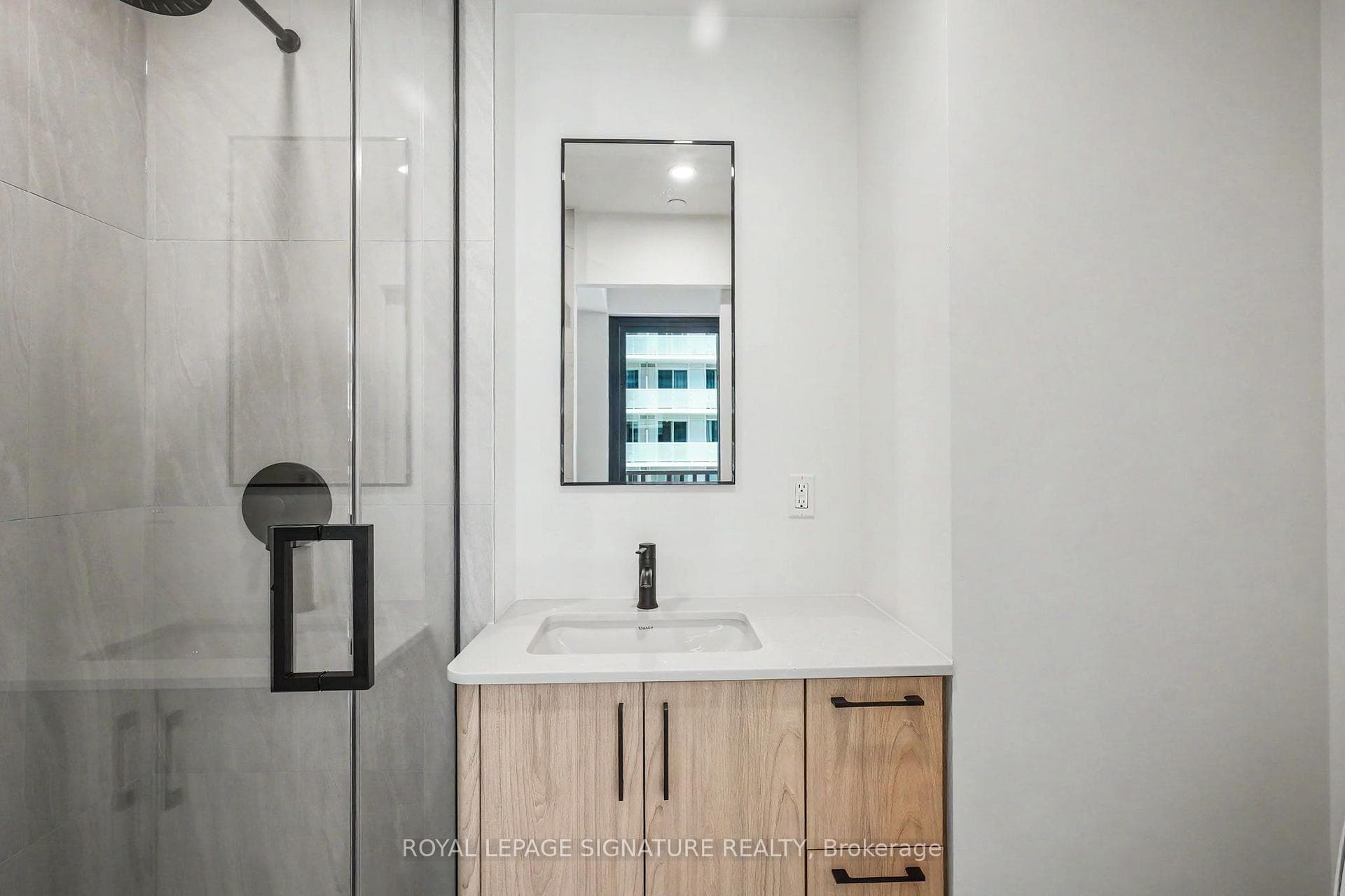 109 Erskine Avenue Unit 1111 photo 9