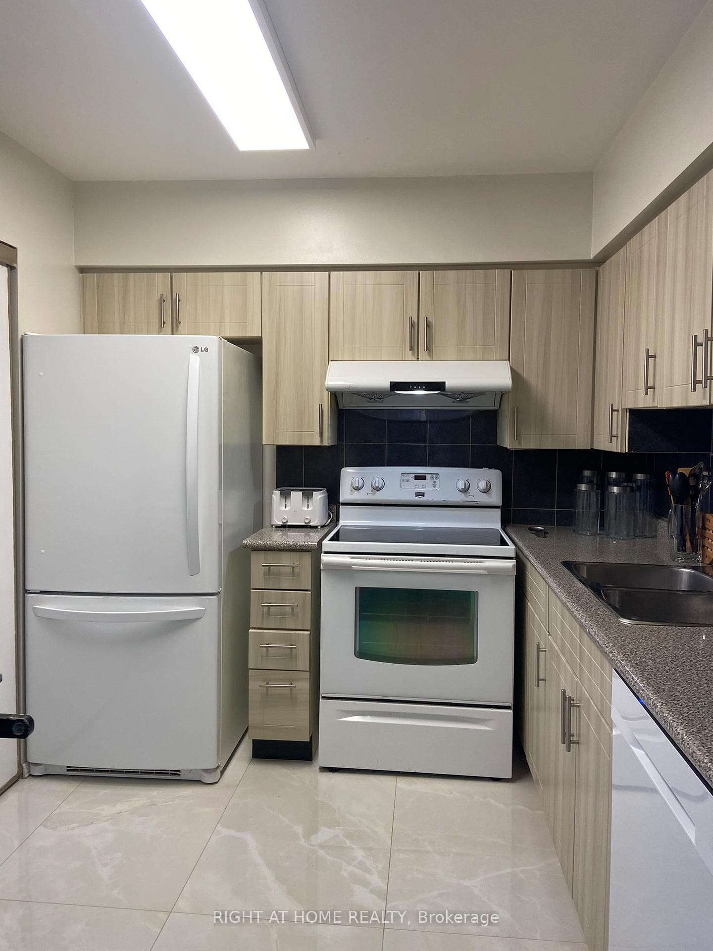 30 Greenfield Avenue Unit 2012 photo 6