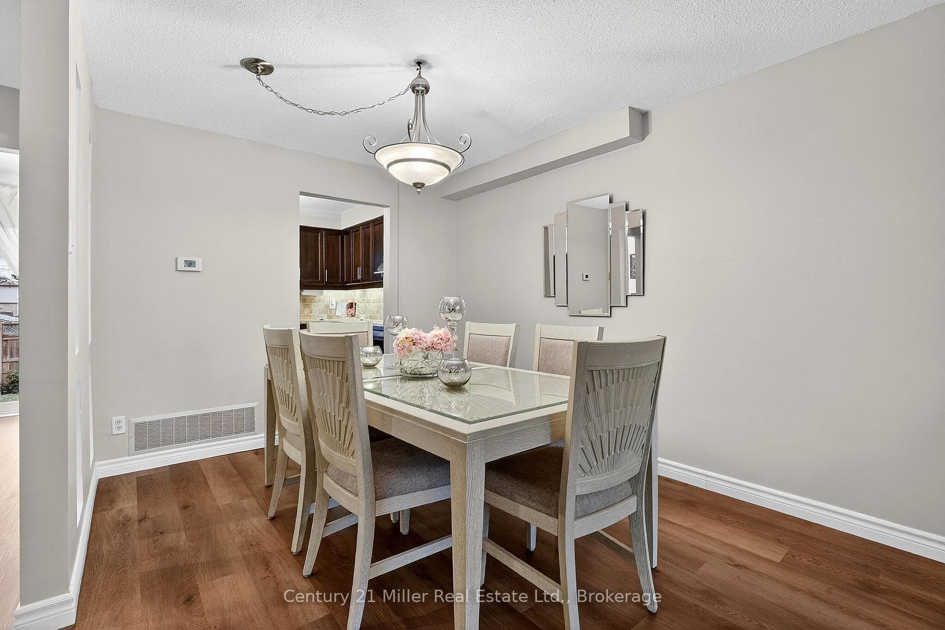 2451 Malcolm Crescent photo 7
