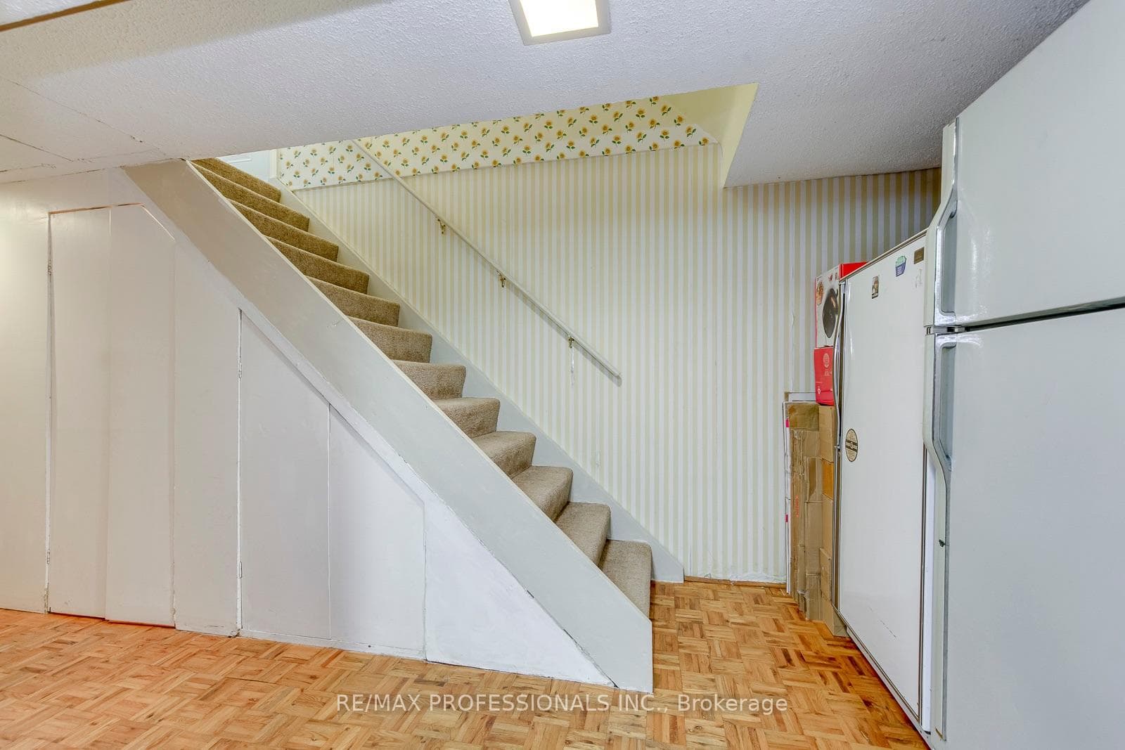 256 Wellesworth Drive photo 20