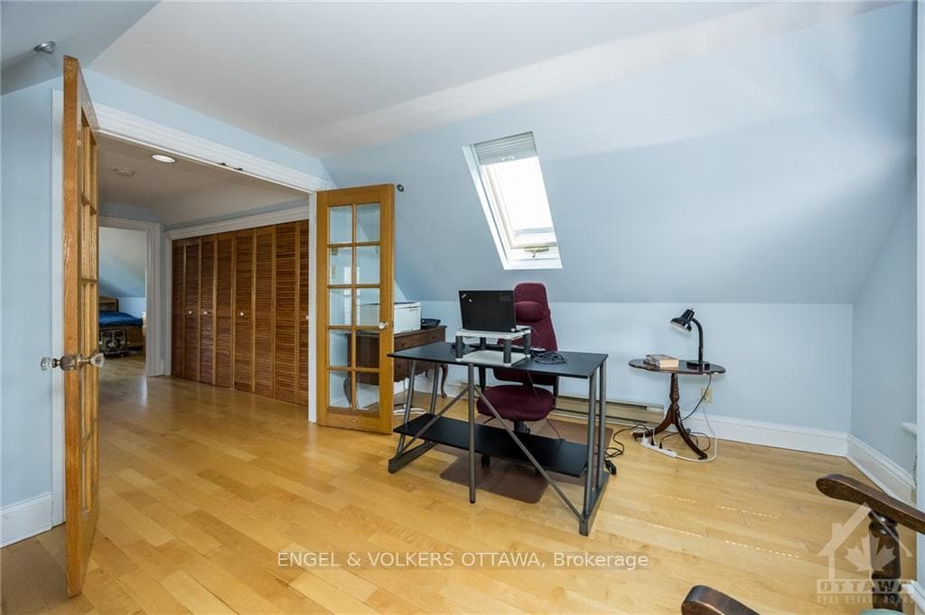 650 GILMOUR Street photo 22