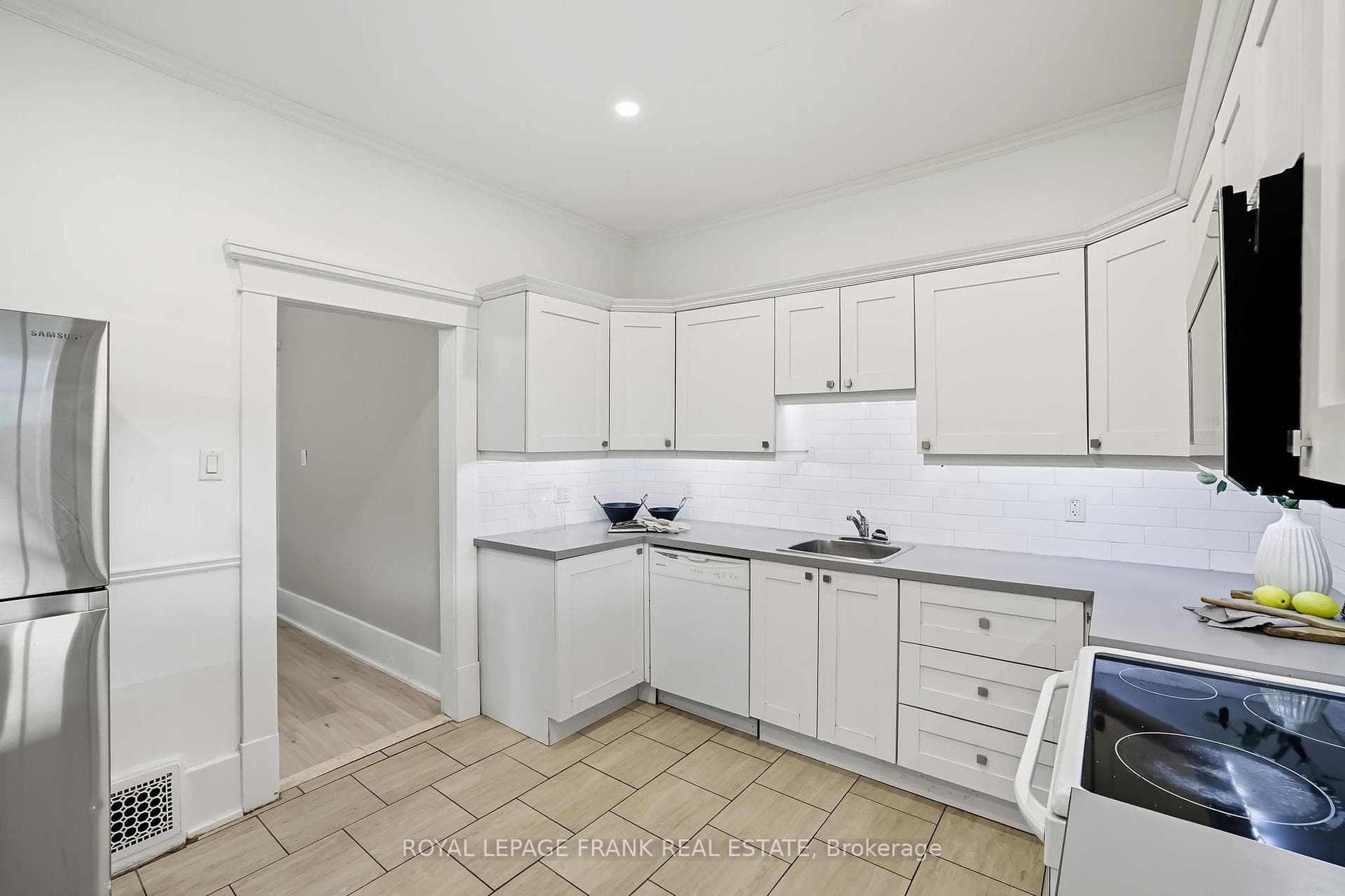 798 GEORGE Street photo 16