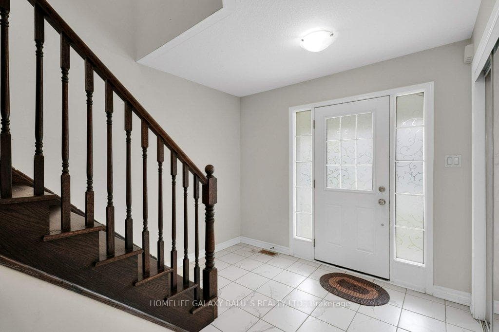 278 Grovehill Crescent photo 5