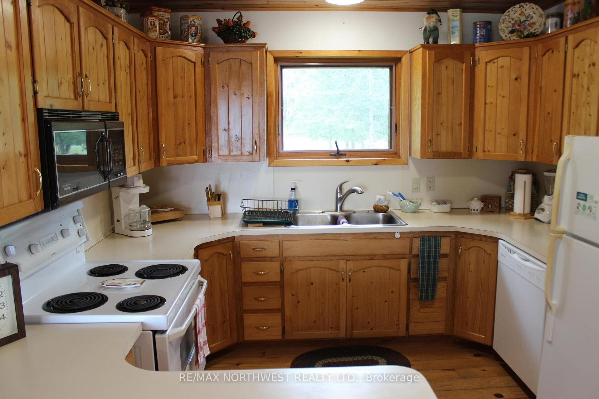 93 STINTZI DR E photo 15