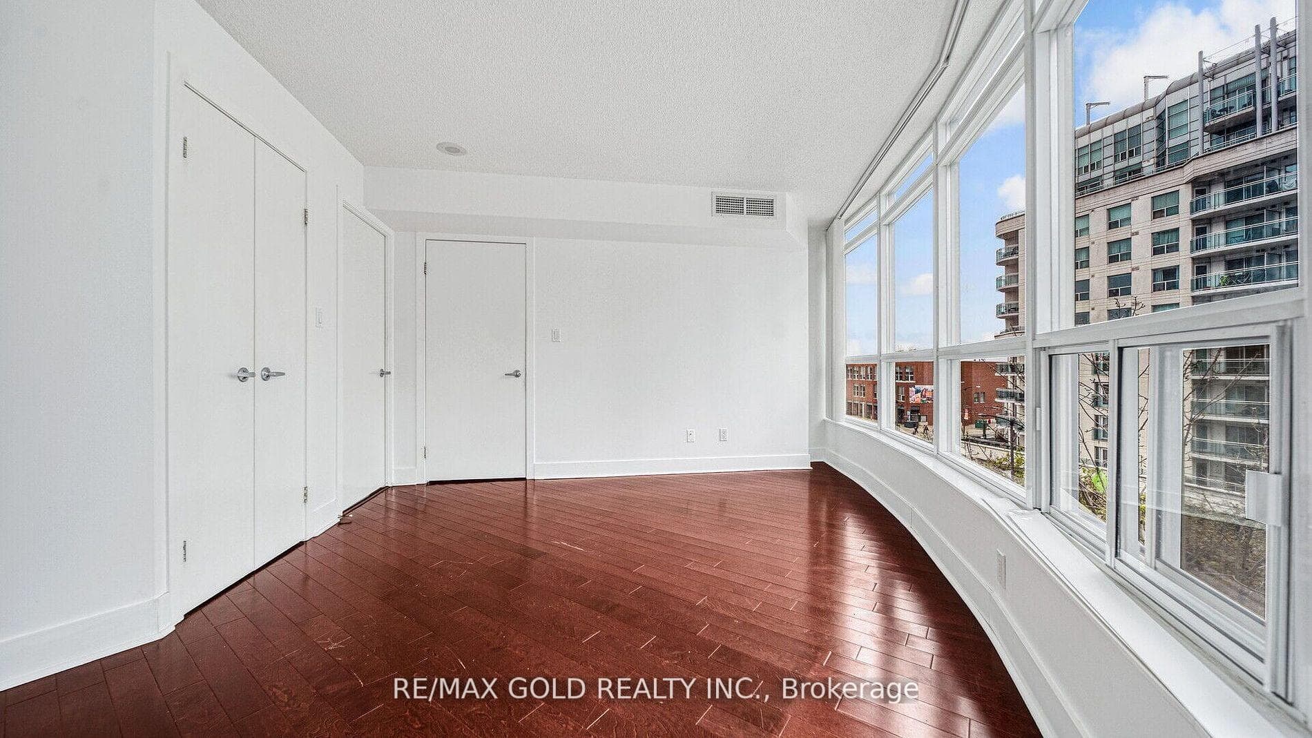 550 Queens Quay Unit 509 photo 17