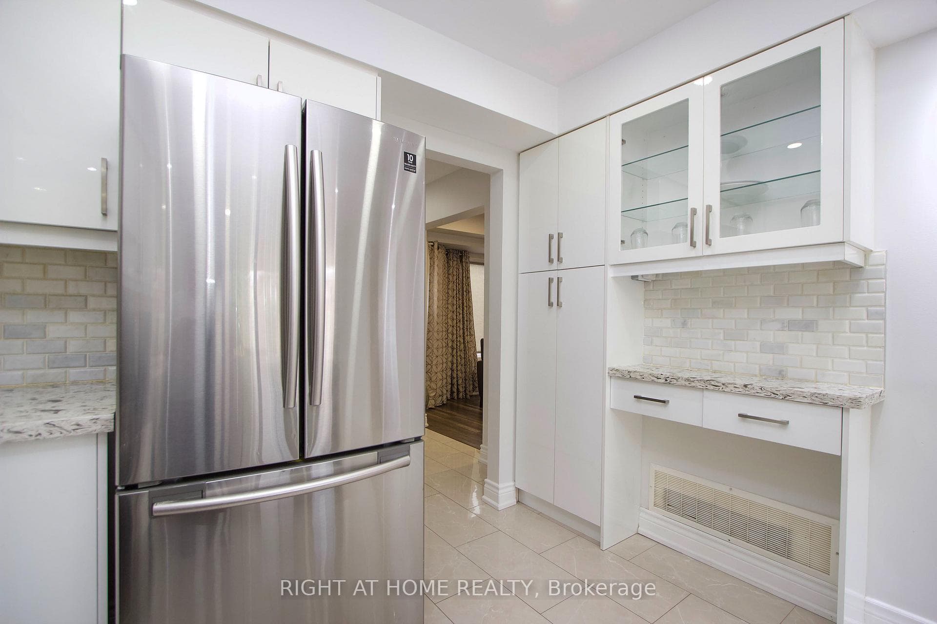 865 Attersley Drive photo 4