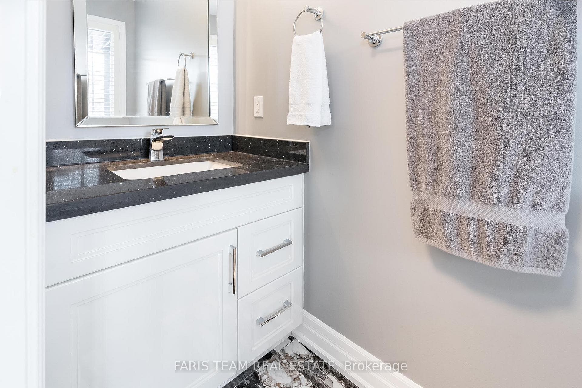 28 Versailles Crescent photo 12