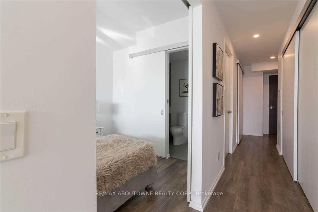 197 Yonge Street Unit 1811 photo 10