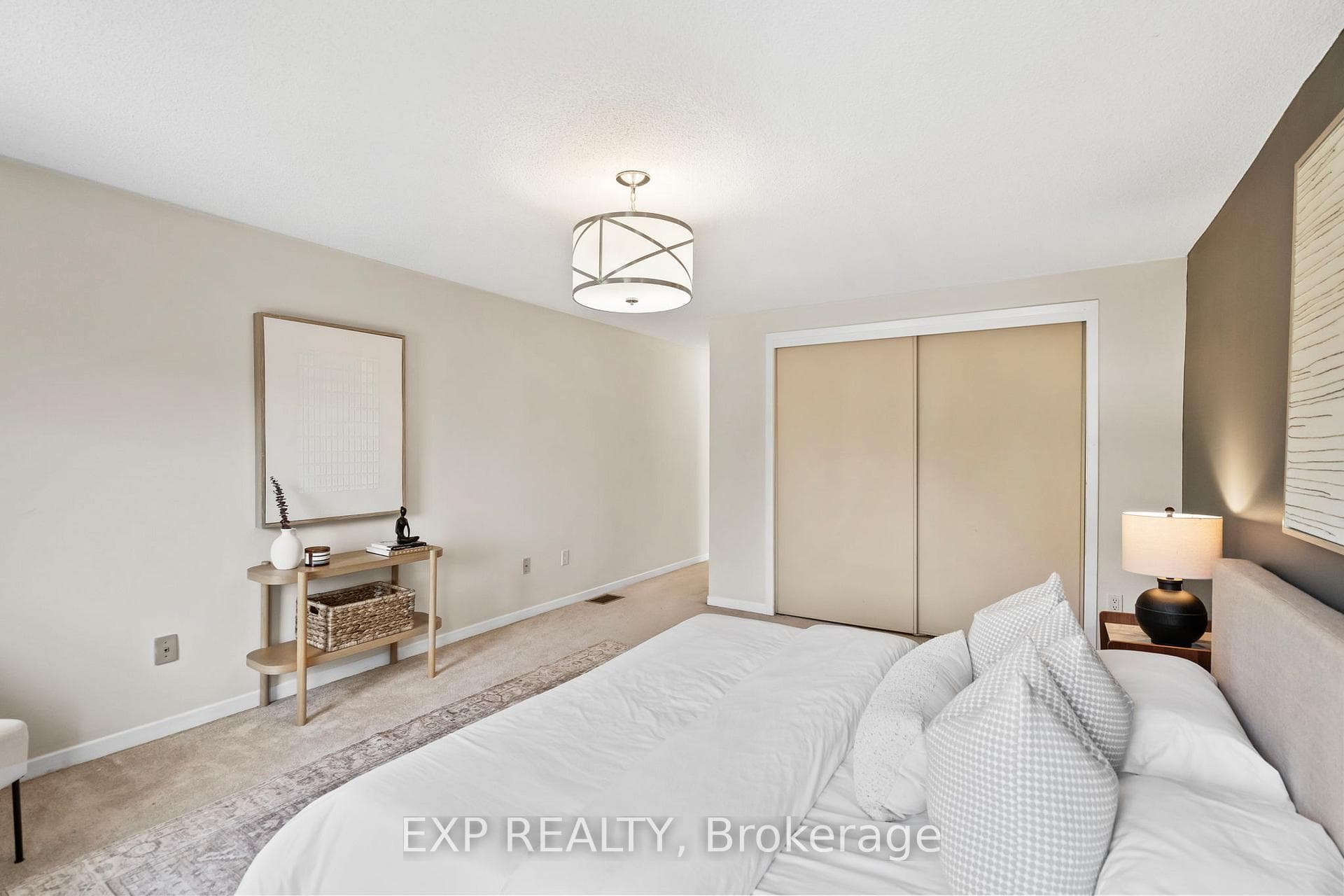2064 Glenada Crescent photo 25