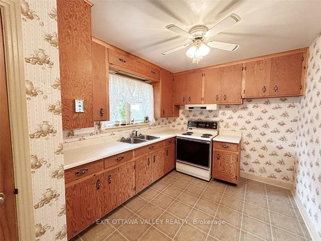 534 HERBERT Street photo 9