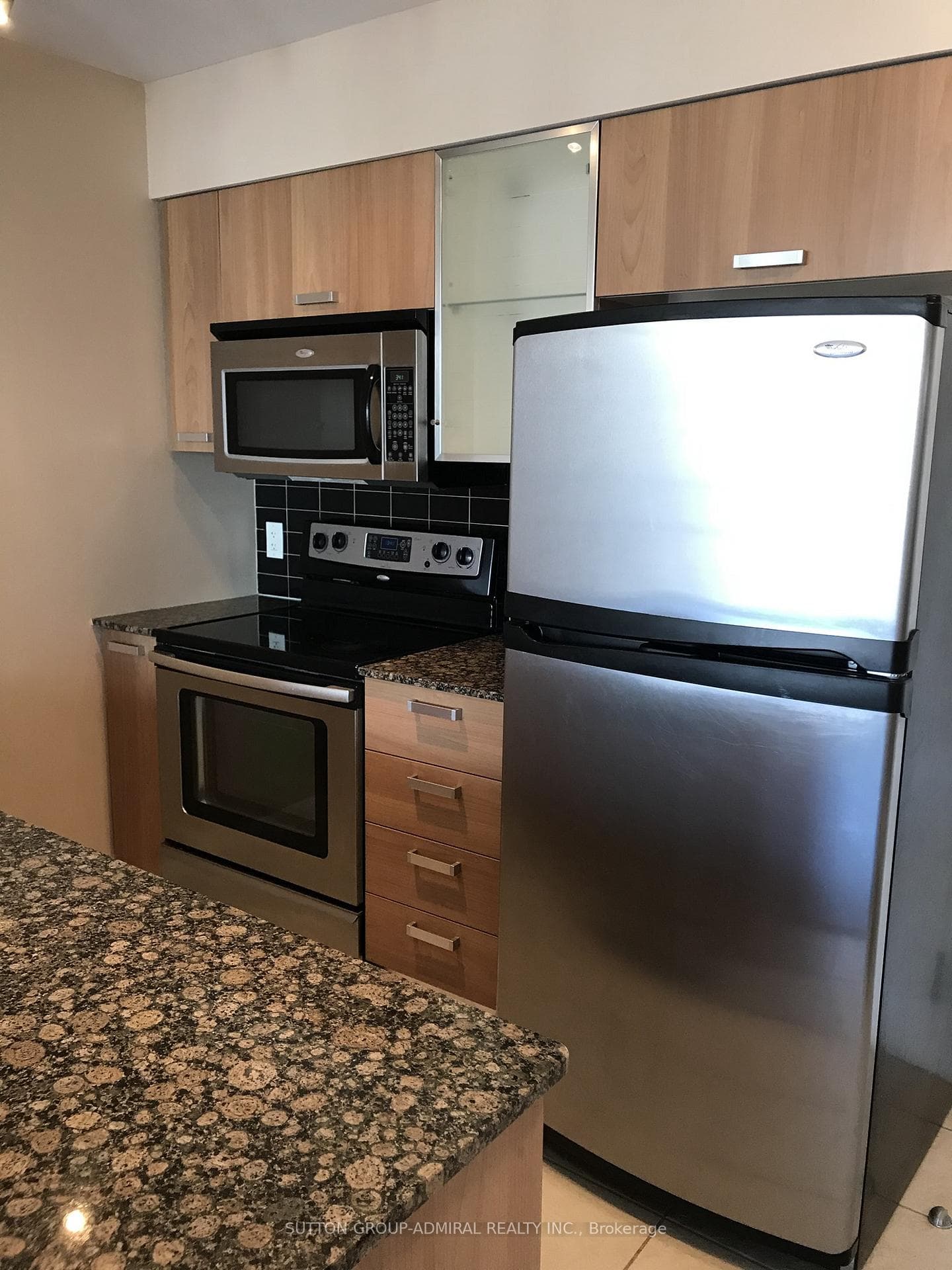 37 Grosvenor Street Unit 2404 photo 3