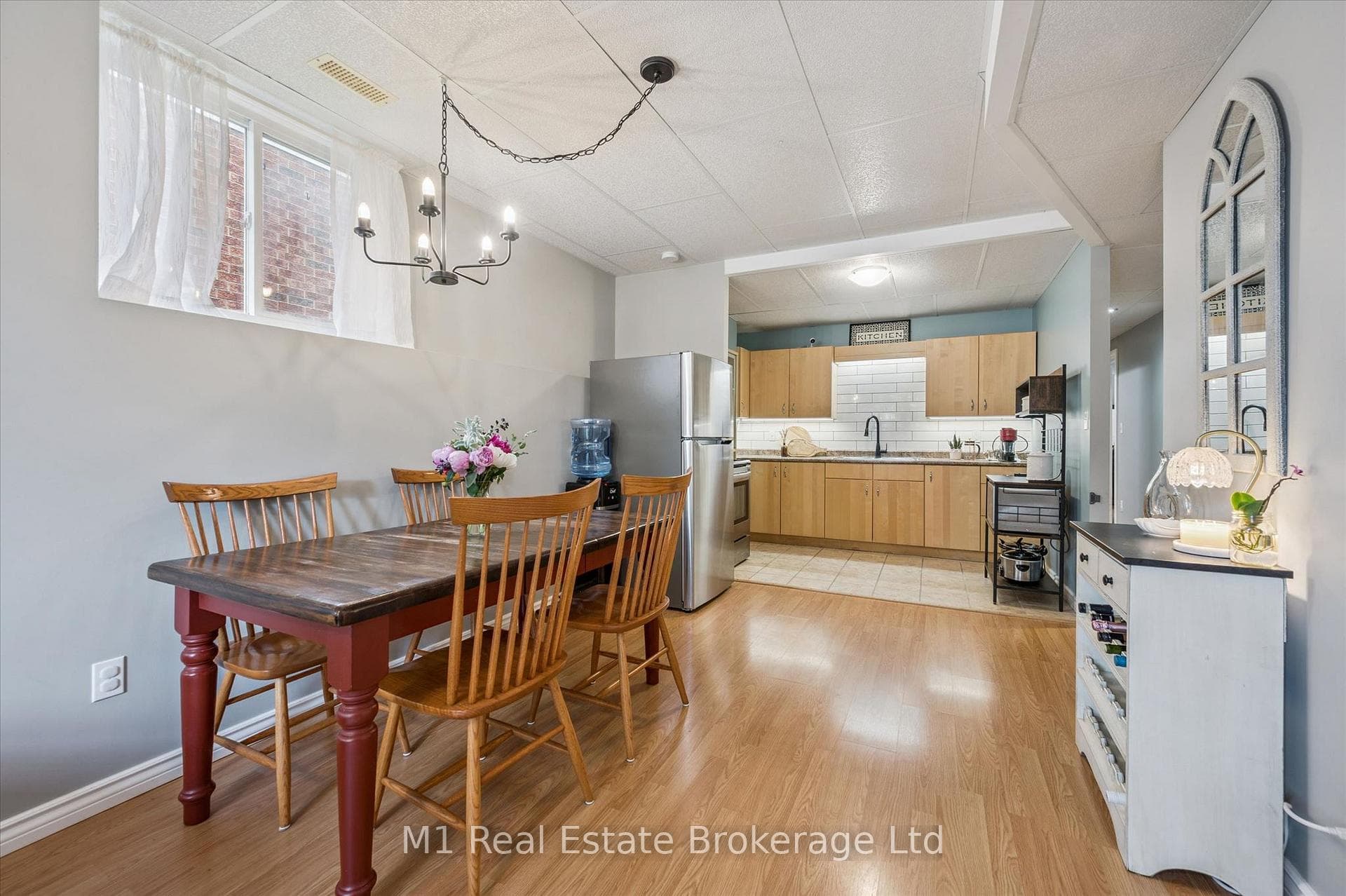584 Mctavish Street photo 24
