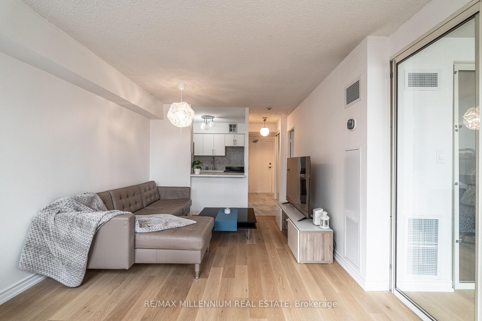 633 Bay Street Unit 422 photo 16