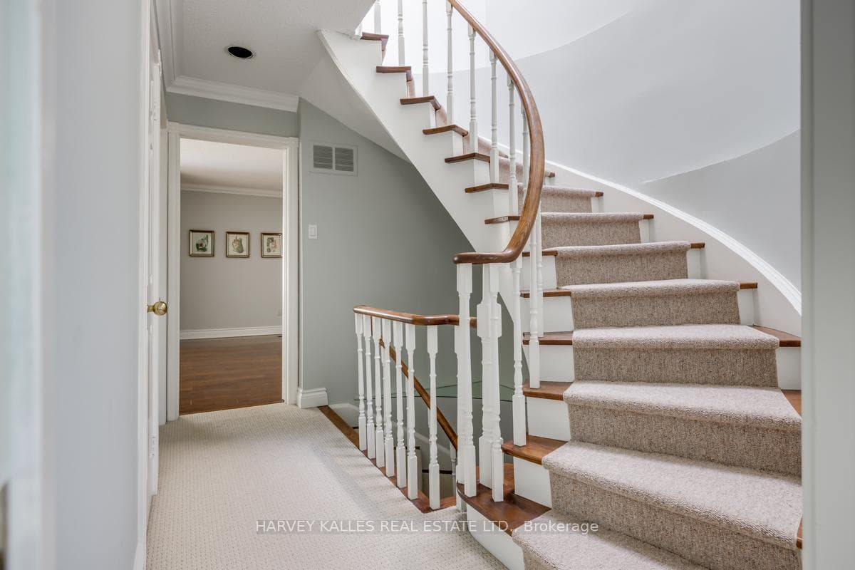 1374 Avenue Road photo 18