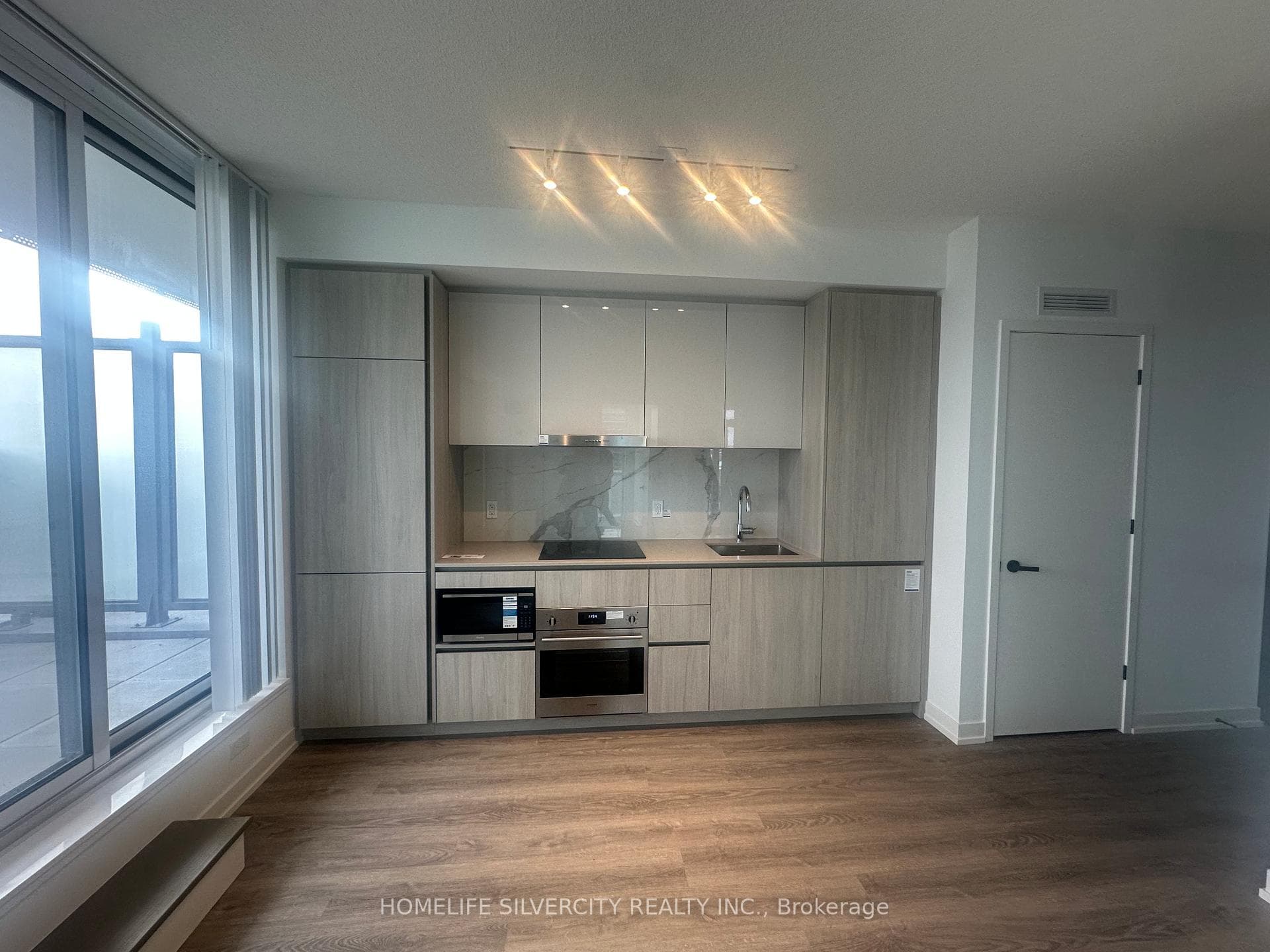 8 Interchange Way Unit 706 photo 2